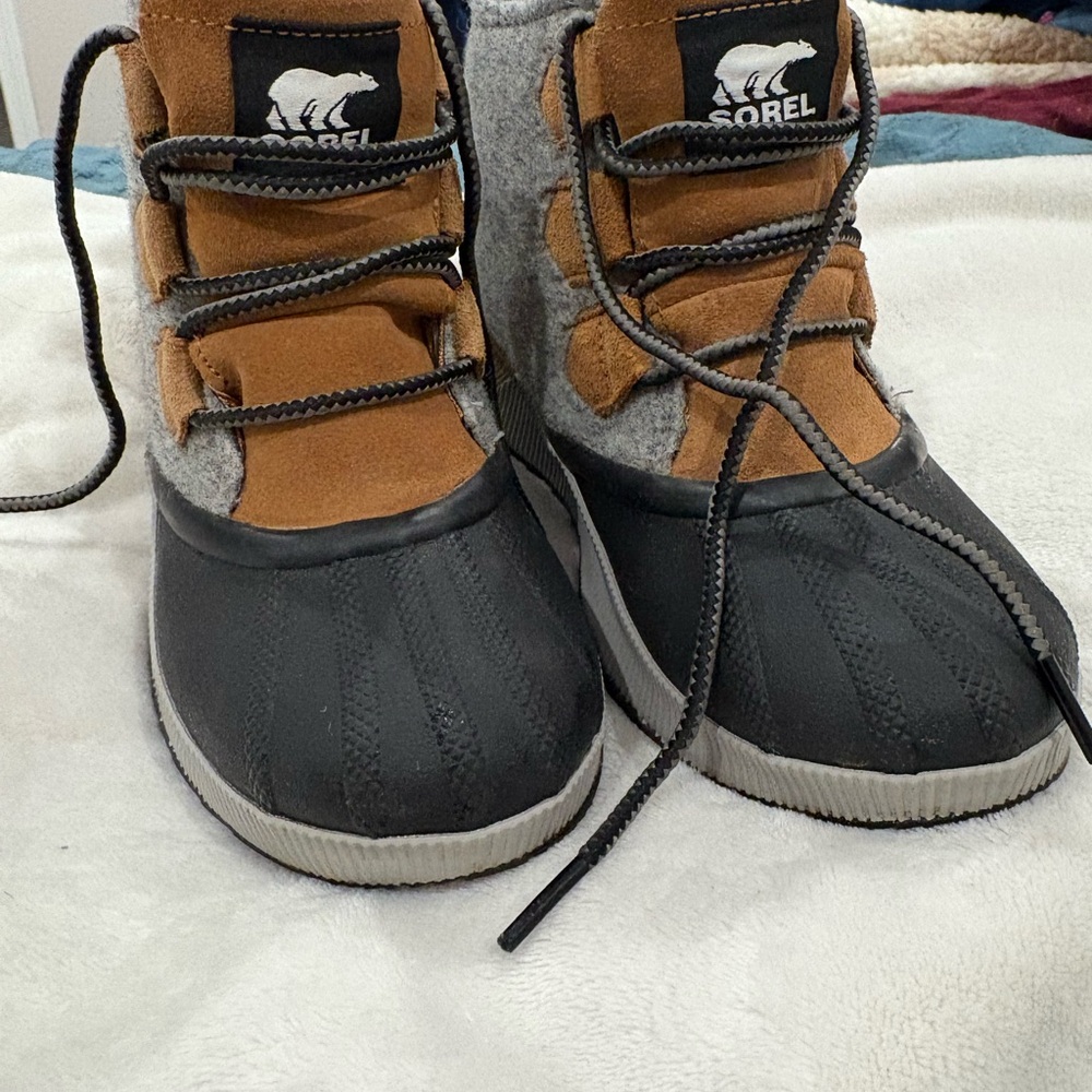 Sorel Women’s Gray and Tan Snow Boots